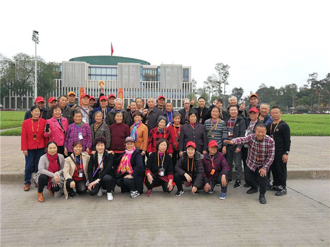 參觀(guān)越南河內(nèi)人民大會(huì)堂和主席府1.jpg